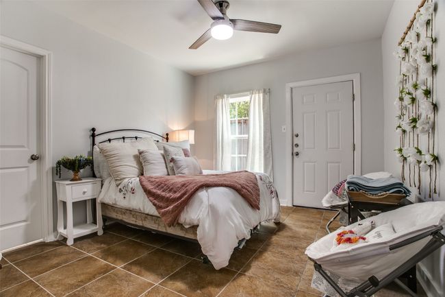 Bedroom with ceiling fan | Image 23