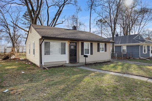 10101 Albany St, Oak Park, MI, 48237-3902 | Card Image