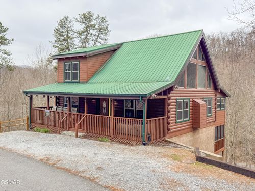 829 Boone Acres Ln, Pigeon Forge, TN, 37863-4745 | Card Image