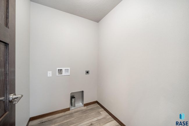 804 N Juniper St, House other with 3 bedrooms, 2 bathrooms and null parking in Lennox SD | Image 18
