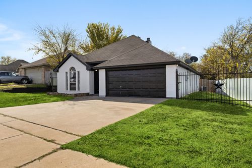 309 Dupont Cir, Fort Worth, TX, 76134-2561 | Card Image