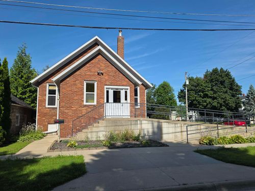 408 N Wayne St, Manchester, IA, 52057-1645 | Card Image