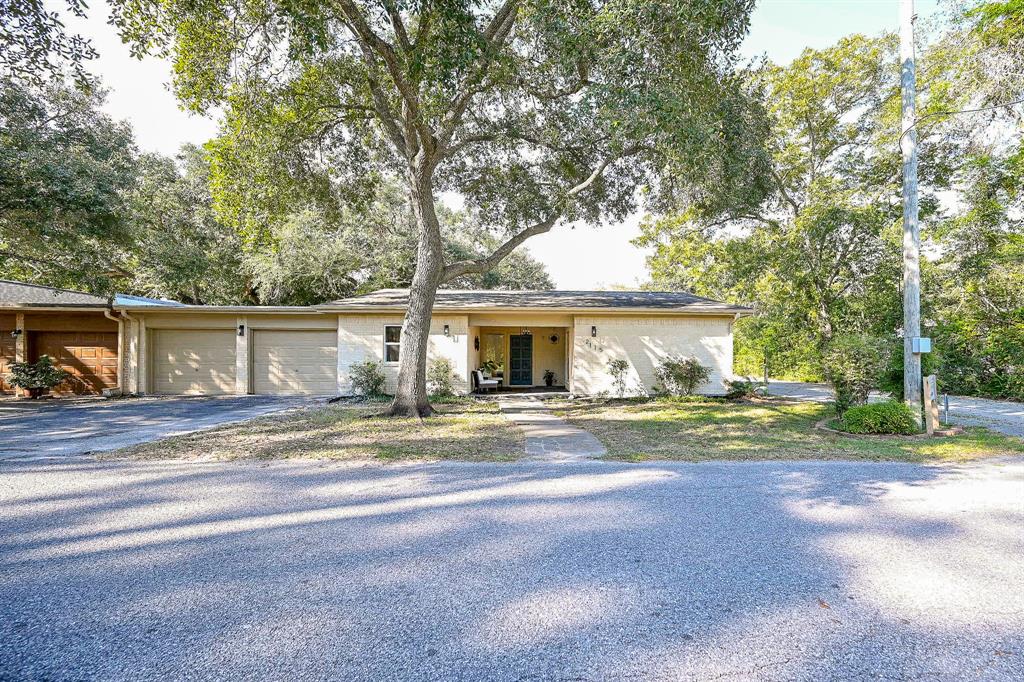 Oleander Dr, Dickinson, TX 77539