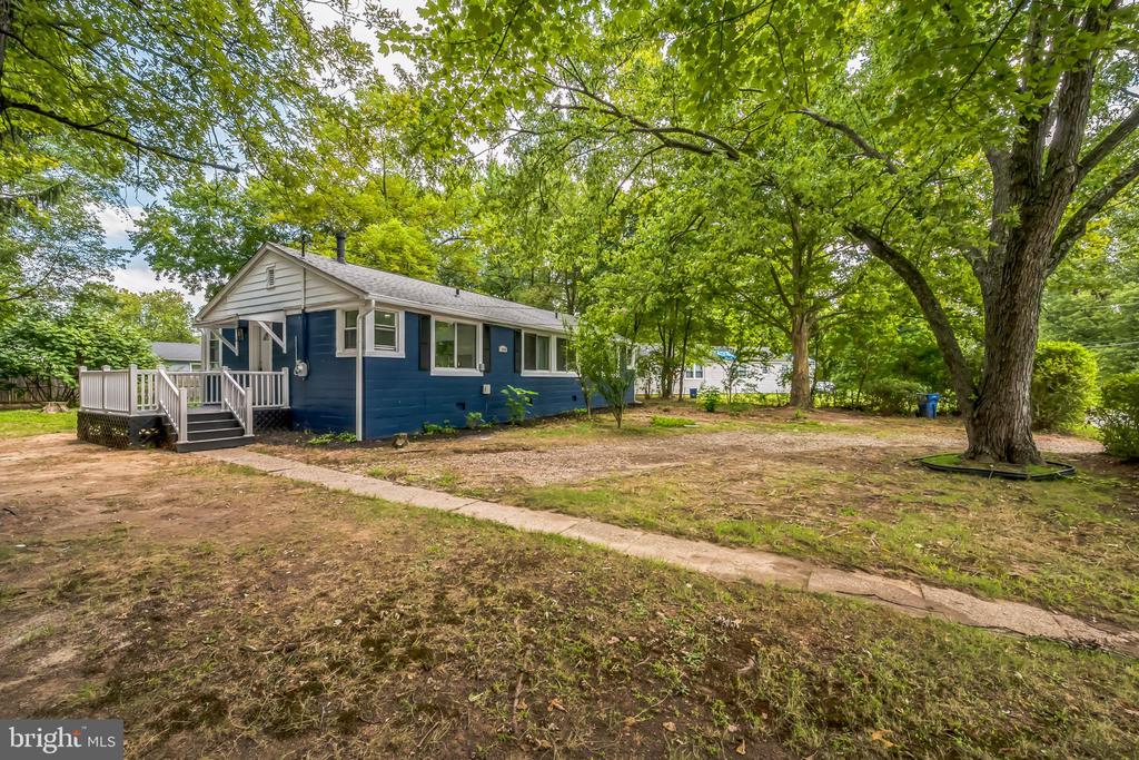 Marie Lowe Dr, Bristol, PA 19007