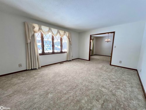 1307 W 15th Street Pl S, Newton, IA, 50208-4338 | Card Image