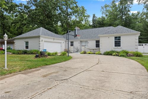 905 Red Hill Dr, Lorain, OH, 44052-5228 | Card Image