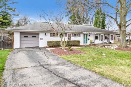 33650 Hillcrest Dr, Farmington, MI, 48335-3526 | Card Image