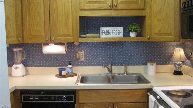Under cabinet lighting throughout kitchen. | Image 13