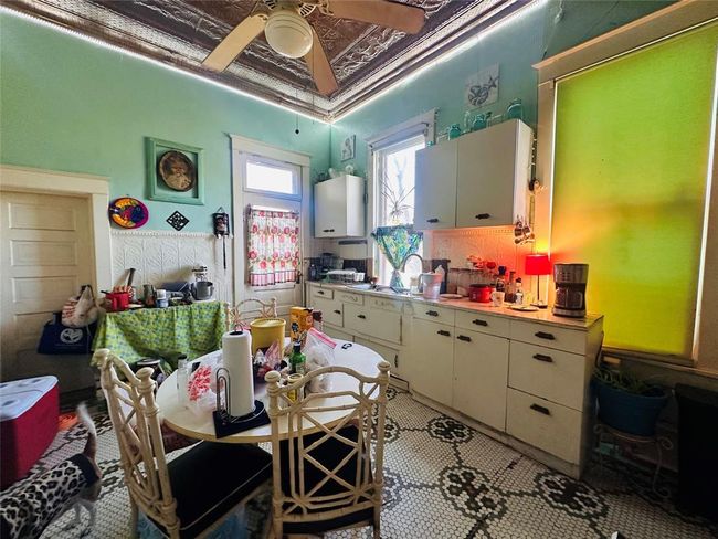 1002 Hopkins St, House other with 5 bedrooms, 3 bathrooms and null parking in Yoakum TX | Image 6
