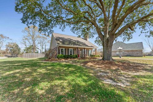 7061 Hunters Way, Denham Springs, LA, 70726 | Card Image
