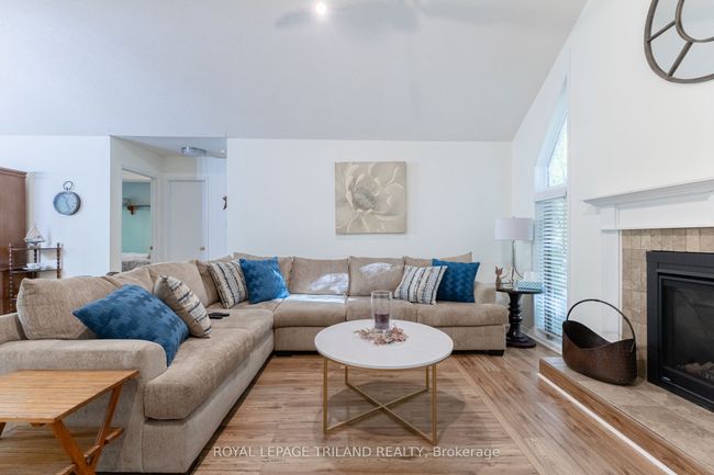 10248 Pinetree Dr, House other with 4 bedrooms, 2 bathrooms and 4 parking in Grand Bend ON | Image 13