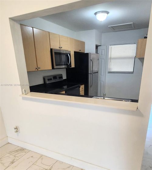 203-40-902 Ne 209 St, Miami, FL, 33179 | Card Image