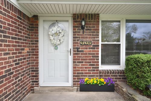 31220 Sheridan Dr, Beverly Hills, MI, 48025-5638 | Card Image