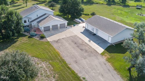 6940 Horseshoe Bnd, Bismarck, ND, 58503-9160 | Card Image