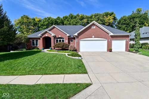 498 White Oak Ln, Greenwood, IN, 46142-7577 | Card Image