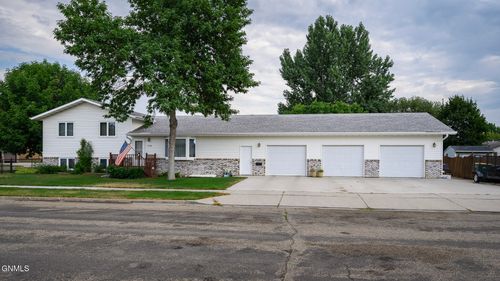 3226 Devon Dr, Bismarck, ND, 58504-7610 | Card Image