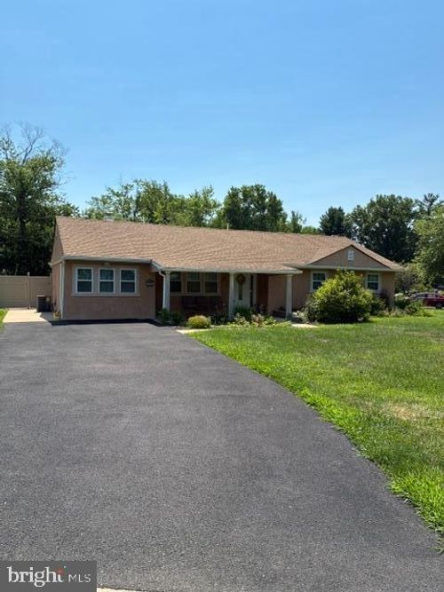 1001 Jeffrey Dr, SOUTHAMPTON, PA, 18966-4117 | Card Image