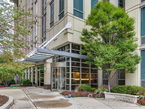 g04-720 N Larrabee St, Chicago, IL, 60654-1890 | Card Image