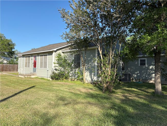 203 Dugger St, House other with 4 bedrooms, 3 bathrooms and null parking in Edna TX | Image 6