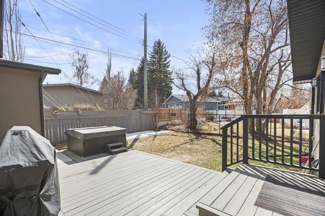 414 Wildwood Drive Sw, Home with 5 bedrooms, 2 bathrooms and 2 parking in Calgary AB | Image 37