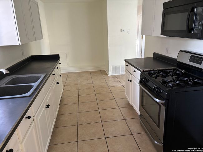401 W Lindbergh Blvd, House other with 4 bedrooms, 1 bathrooms and null parking in Universal City TX | Image 6