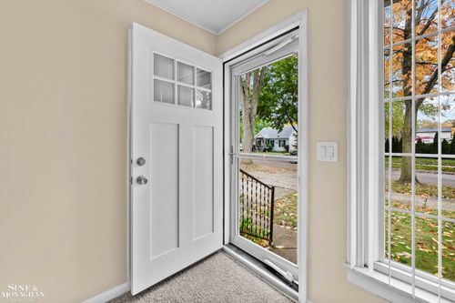 2126 Ridgemont Rd, Grosse Pointe Woods, MI, 48236-1338 | Card Image