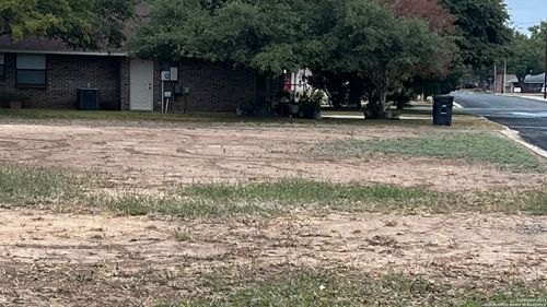 702 34th St, Hondo, TX, 78861-3537 | Card Image