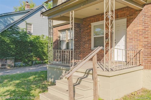 207 Oliver St, Pontiac, MI, 48342-1555 | Card Image