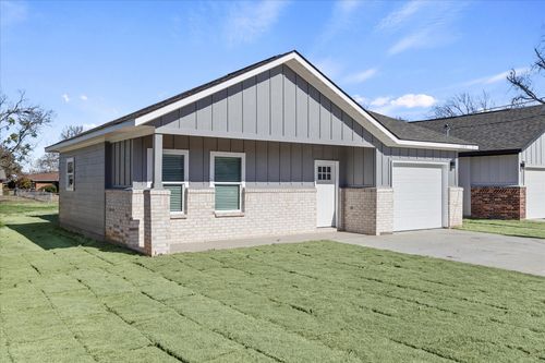 3202 Poplar St, Greenville, TX, 75402-6648 | Card Image