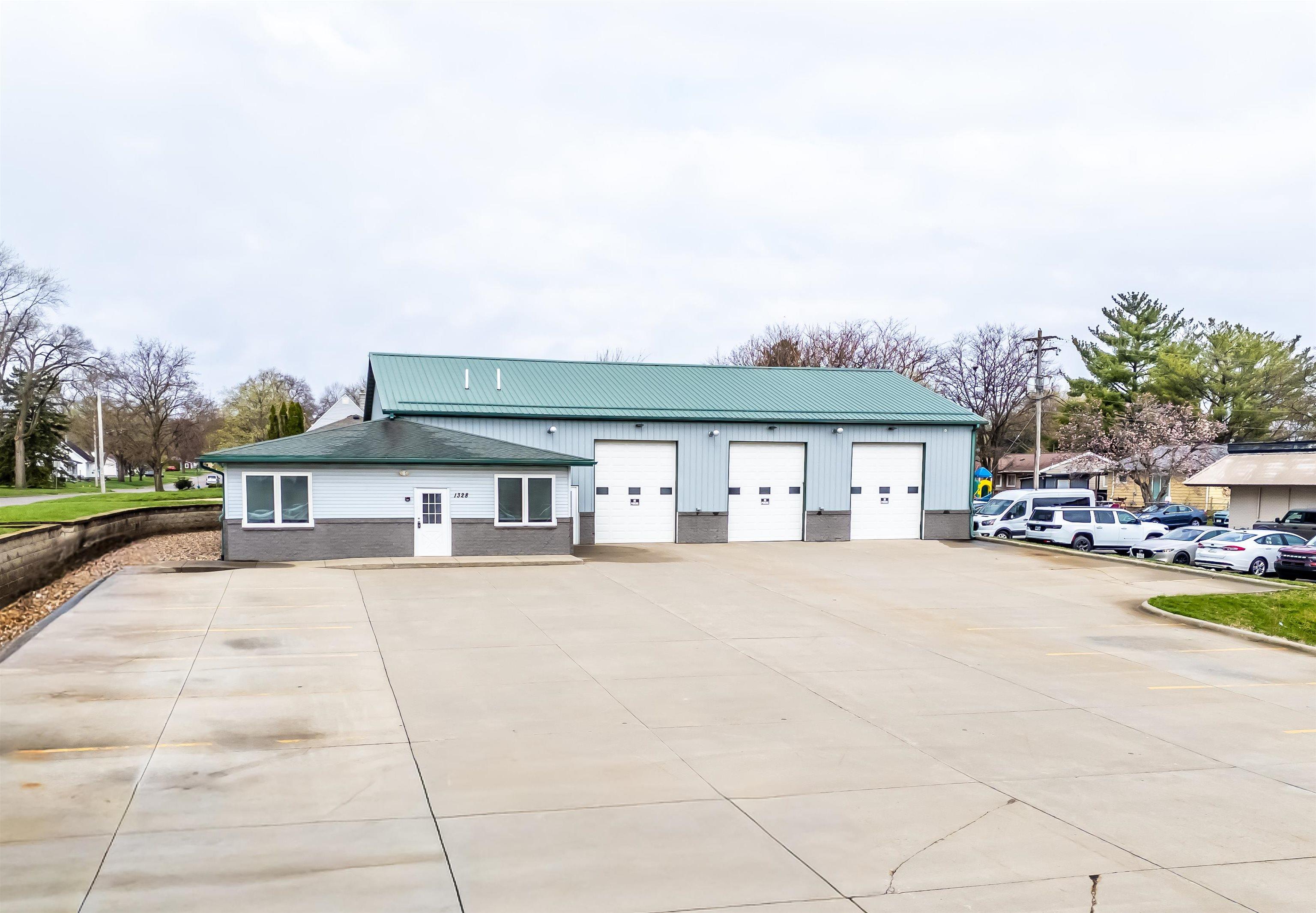 1328 Laporte Rd, Waterloo, IA 50702