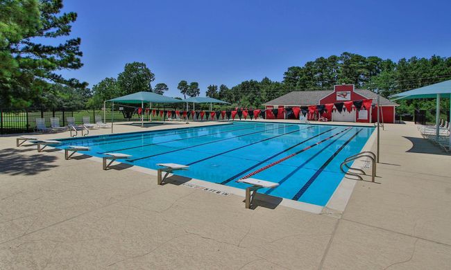 Cool off from the Texas heat in the sparkling blue pool | Image 43