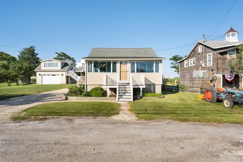 18 Beach Rd, Riverhead, NY, 11901-5820 | Card Image