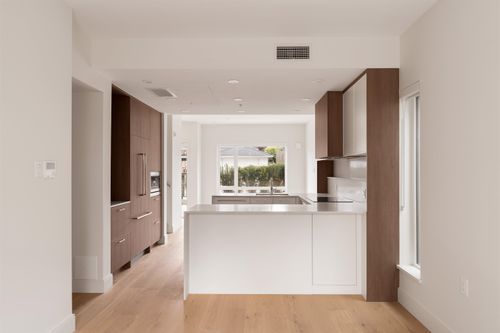 386 W 45th Ave, Vancouver, BC, V5Y | Card Image