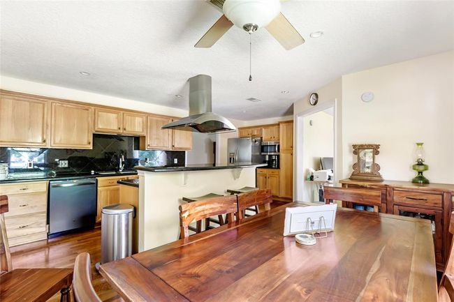 Kitchen and dining area | Image 15