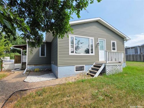1119 Chaplin St E, House with 3 bedrooms, 2 bathrooms and 6 parking in Swift Current SK | Card Image