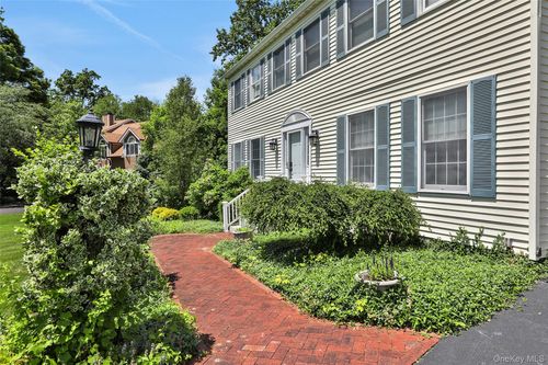 8 White Pine Ln, Fishkill, NY, 12524-1140 | Card Image
