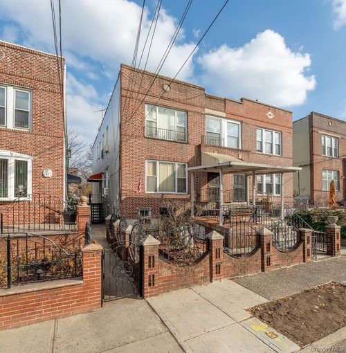 19 21st Rd, Astoria, NY, 11105-3621 | Card Image