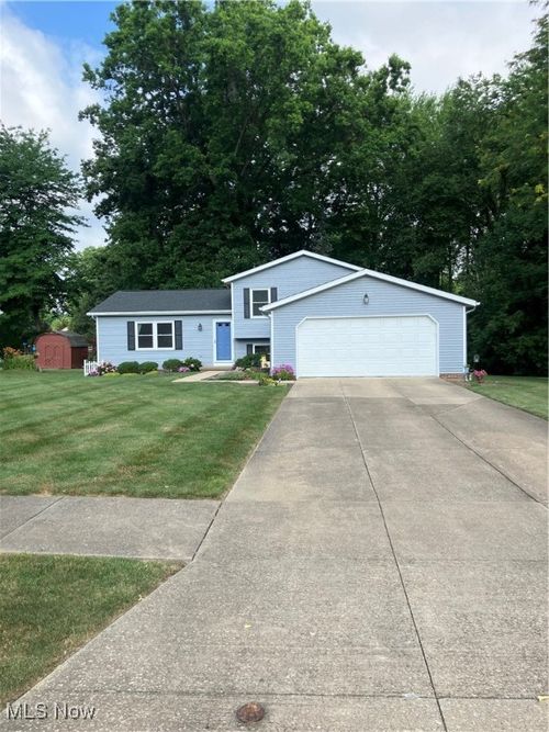 9589 Brayes Manor Dr, Mentor, OH, 44060-7164 | Card Image