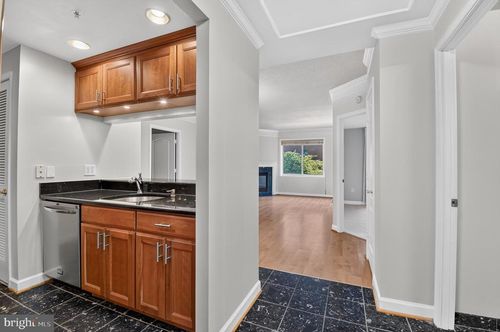 314-901 N Monroe St, ARLINGTON, VA, 22201-2355 | Card Image
