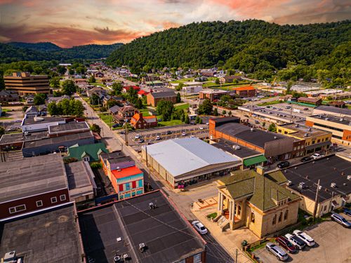 188 W Court St, Prestonsburg, KY, 41653-1256 | Card Image