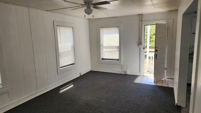 409 N Avenue D, Home with 2 bedrooms, 1 bathrooms and null parking in Waelder TX | Image 5
