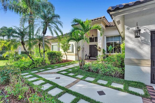 730 Bayside Ln, House other with 4 bedrooms, 3 bathrooms and null parking in Weston FL | Image 4