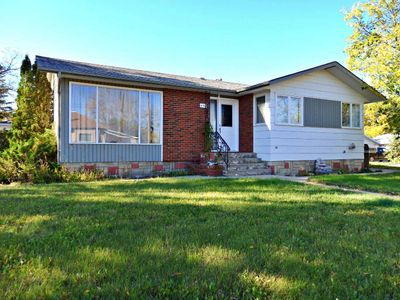 4702 52 Ave, House detached with 4 bedrooms, 2 bathrooms and 2 parking in Vermilion AB | Image 1