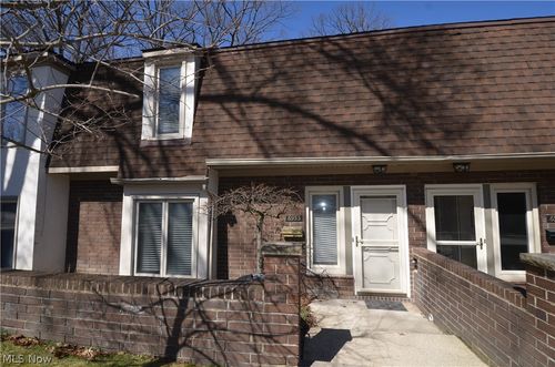 6933 W Fitzwater Rd, Brecksville, OH, 44141-1233 | Card Image