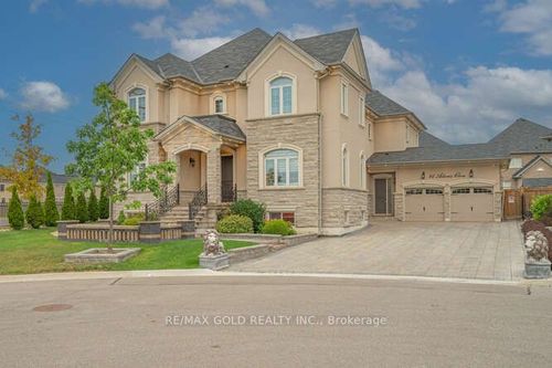 26 Adonis Close, Brampton, ON, L6P4K4 | Card Image