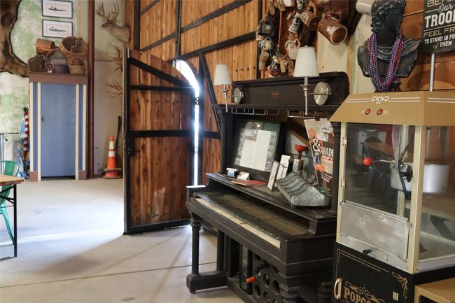 Miscellaneous room with concrete flooring | Image 6