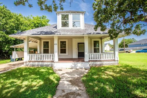 435 S Orange St, Giddings, TX, 78942-4225 | Card Image