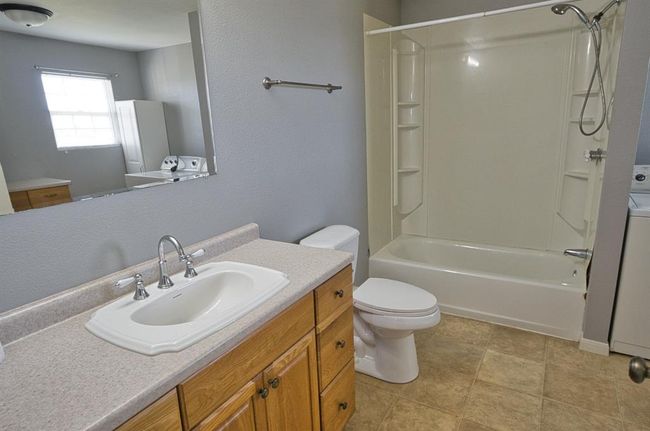 Common Bathroom and Laundry Room | Image 37