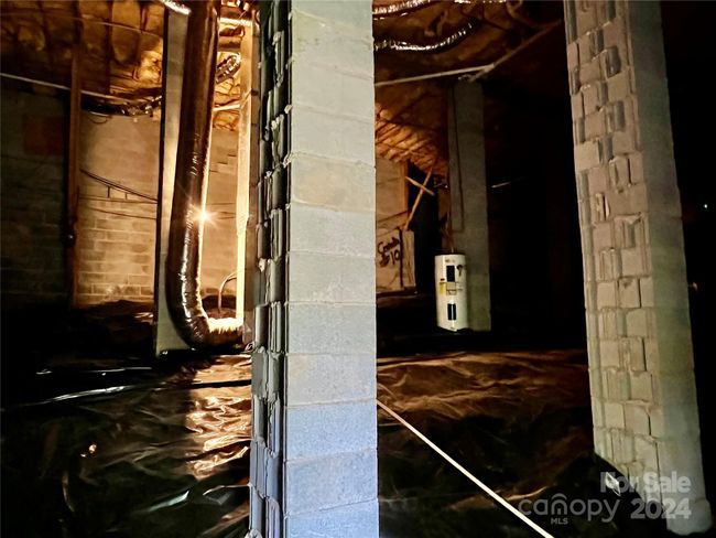Clean crawl space with vapor barrier | Image 20