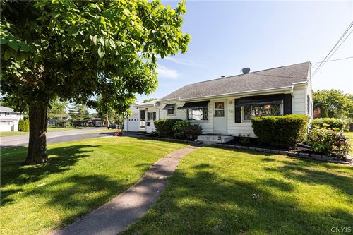 220 N Woodland Dr, Liverpool, NY, 13088-5716 | Card Image
